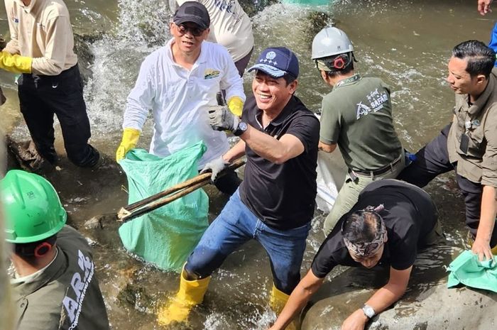 PLN Bersihkan DAS Ciliwung