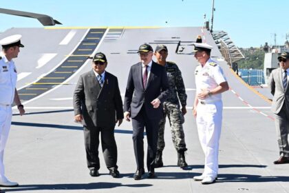 Prabowo Tinjau Kapal HMAS Canberra