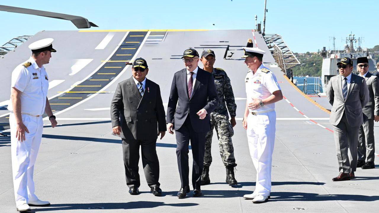 Prabowo Tinjau Kapal HMAS Canberra