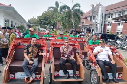 Prabowo beri becak listrik