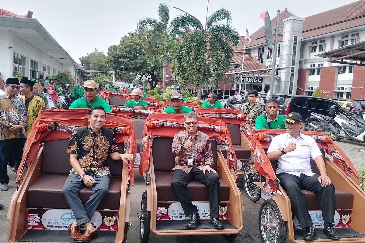 Prabowo beri becak listrik
